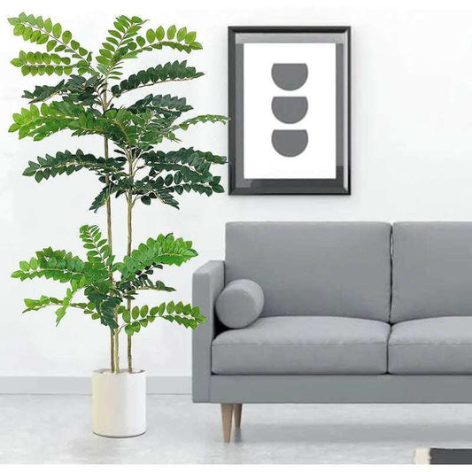 Kunstpflanze - Money Tree Kunstpflanze 180cm XXL - Studio Verde in modernem Wohnzimmer mit grauem Sofa und Kunstwerk.