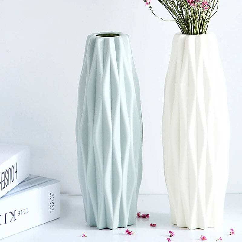 Blumenvase für Kunstpflanze - Klein in mintgrün und weiß mit dekorativen Trockenblumen.