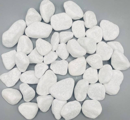 Schneeweiß Dekosteine I Marmorkies I Körnung 15-25mm I 1kg auf grauem Hintergrund, ideales Deko-Element für Kunstpflanzen.