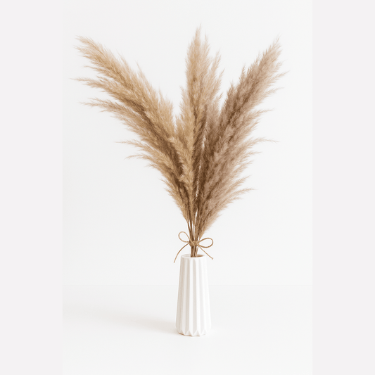 Pampas Kunstpflanze in eleganter Vase, perfekte Dekoration für modernes Wohndesign.